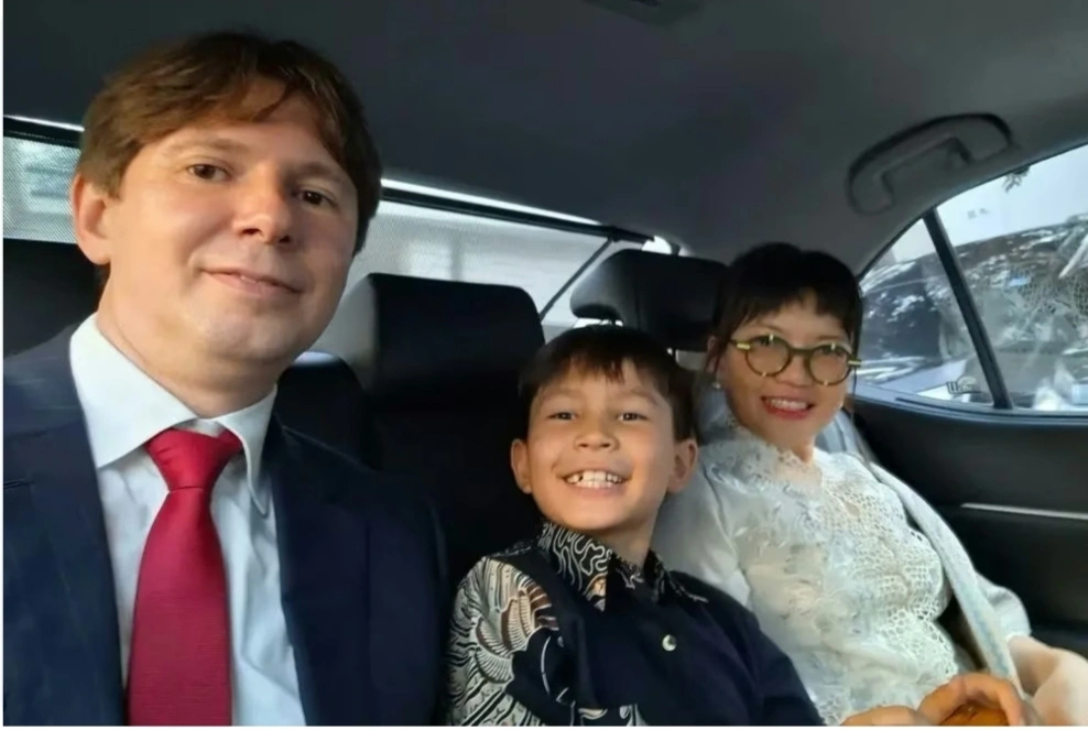 Prof Bartek, Prof Stella Christie, dan putranya. [Instagram]