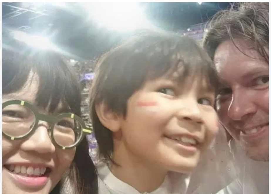 Prof Bartek, Prof Stella Christie, dan putra mereka. [Instagram]