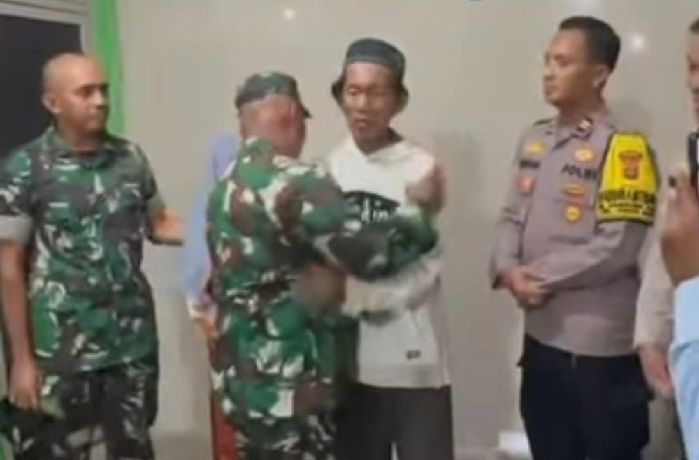 Dua oknum aparat meminta maaf kepada Suderajat penjual es kue jadul. [TikTok]