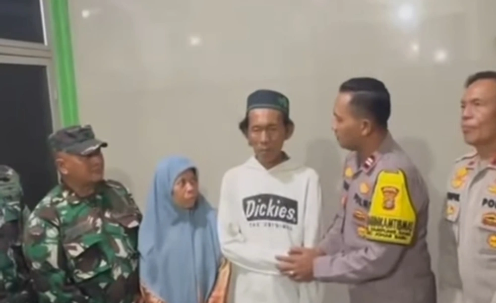 Dua oknum aparat meminta maaf kepada Suderajat penjual es kue jadul. [TikTok]
