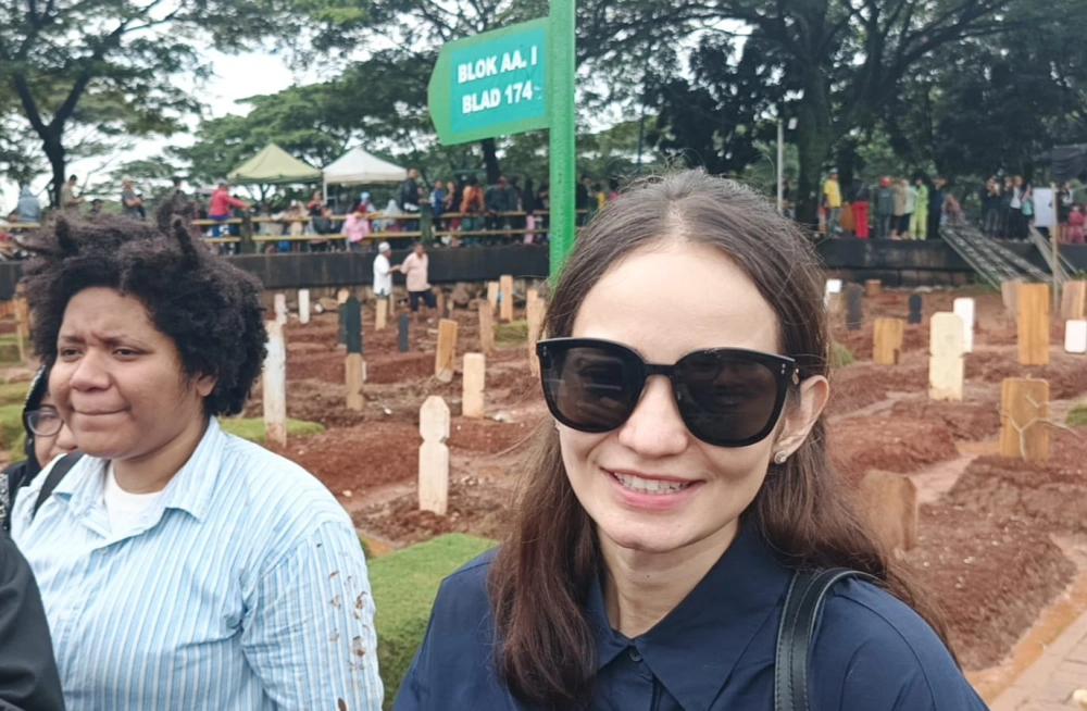 Enzy Storia di pemakaman Vidi Aldiano. (Indopop/Raka)