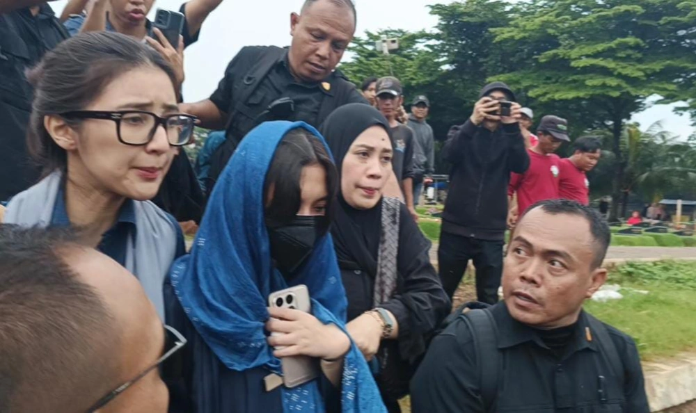 Sheila Dara (kerudung biru) saat pemakaman Vidi Aldiano. (Indopop/Raka)