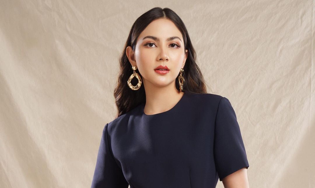 Jessica Mila Ajak Bayinya yang Baru 2 Bulan Main di Tepi Pantai, Bolehkah?