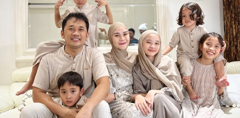 Zaskia Adya Mecca Bolehkan Anak Mandi Hujan, Apa Kata Dokter?