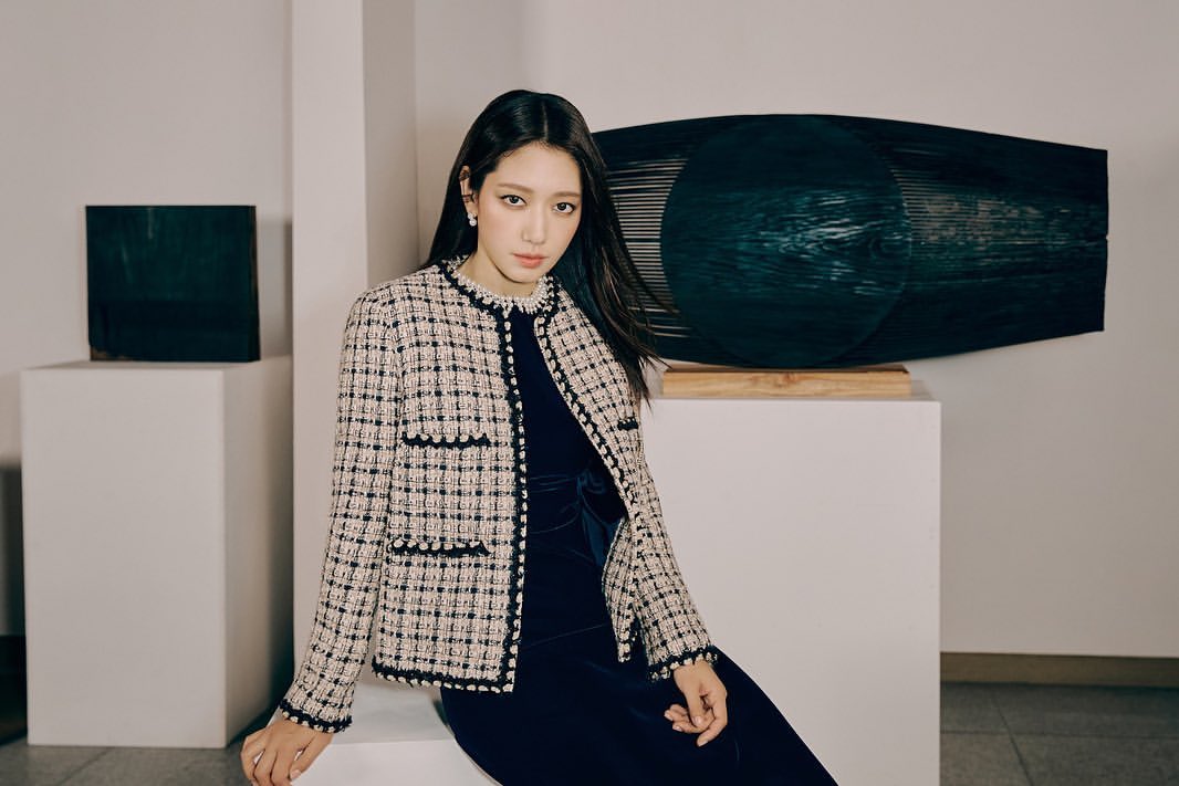 Usai 'The Judge from Hell', Park Shin Hye Dilirik Main di 'Chair Time'