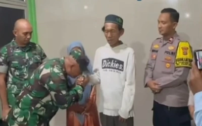 Oknum Aparat Cium dan Peluk Suderajat Penjual Es Kue Jadul demi Meminta Maaf