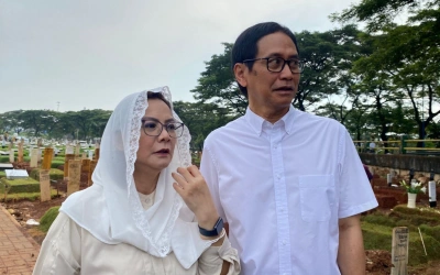 Momen Lebaran, Addie MS dan Memes Ziarah ke Makam Vidi Aldiano