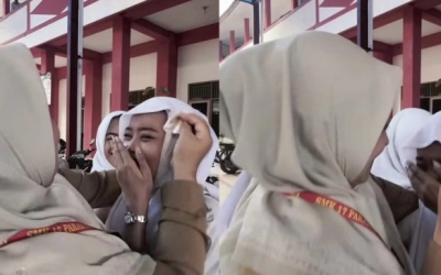 Aksi Viral Hani Puji Astuti, Guru SMAN Bergas yang Semangat Hapus Riasan Para Siswi