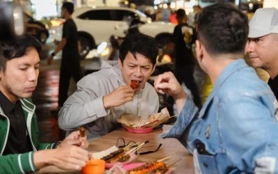 Momen Kocak Ariel NOAH Bingung Cara Makan di Angkringan, Desta Langsung Ngeledek