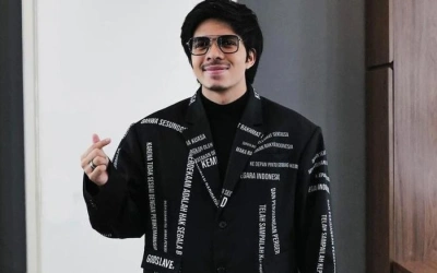 Atta Halilintar Salat di Teras Toko saat Berlibur di China, Tetap Khusyuk di Tengah Keramaian