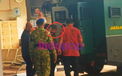 Sidik Kasus TPPU dan Suap Batu Bara, Febrie Adriansyah Tiba di Kejagung dengan Rompi Pink dan Map Biru