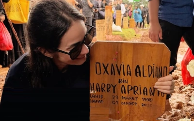 Enzy Storia Ungkap Alasan Hapus Foto Peluk Nisan Vidi Aldiano dari Feed Instagram