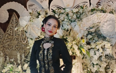 Tedak Siten Anak Erika Carlina Berlangsung Meriah, Persiapan Kilat hingga Sewa Pawang Hujan