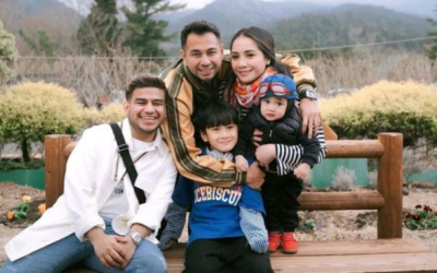 Momen Fadil Jaidi Ajar Rayyanza dan Rafathar Bahasa Bekasi, Bikin Ngakak!