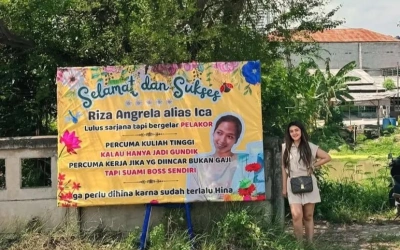 Heboh! Riza Angrela Dapat Banner Sindiran dari Istri Sah ‘Lulus Sarjana Bergelar Pelakor'