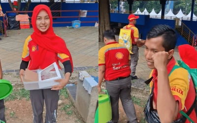 Miris! Karyawan SPBU Shell Jajakan Donat dan Kopi Keliling di Lapangan Jalan Kaki
