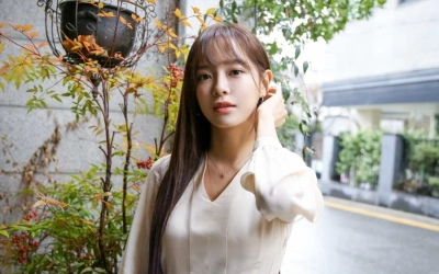 Visualnya Bikin Gemas! Kim Se Jeong Rilis Light Stick Lucu Pakai Kura-kura Mini