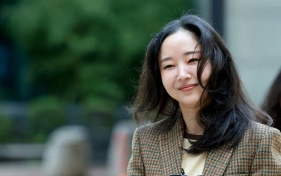 Sidang Ganti Rugi Agensi ILLIT & LE SSERAFIM Lawan Min Hee Jin Ditangguhkan, Ada Apa?