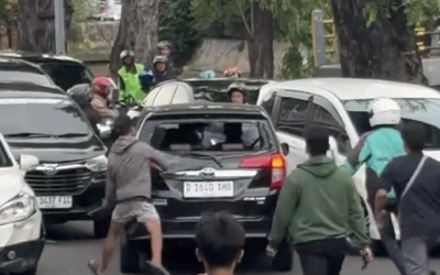 Viral Mobil Calya D 1640 AHB Tabraki Mobil dan Motor di Jalan Gunung Sahari Jakpus