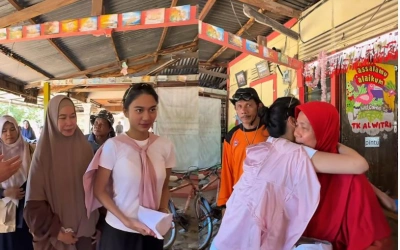 Turun ke Lokasi! Azizah Salsha Berikan Rp50 Juta untuk TK Rusak Akibat Banjir di Sumbar