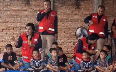 Momen Komeng Beri Teka-teki Lucu untuk Korban Banjir di Padang, Sukses Bikin Ngakak Pengungsi!