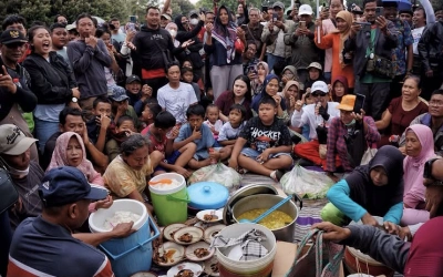 Bupati Sudewo Resmi Jadi Tersangka Korupsi, Warga Pati Syukuran Selama Seminggu di Alun-alun
