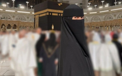 Tampil Bercadar, Intip Curhatan Haru Paula Verhoeven di Depan Ka'bah yang Jadi Sorotan