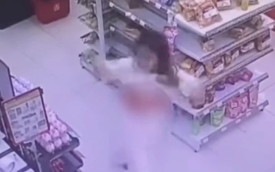 Viral Perempuan Buka Baju di Depan Kasir Minimarket, Diduga Mabuk Berat