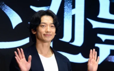 Tegur Penggemar yang Tak Joget Ternyata Tuli, Rain Langsung Minta Maaf!