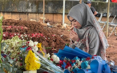 Ria Ricis Ziarah ke Makam Vidi Aldiano, Kenang Kebaikan Sang Sahabat