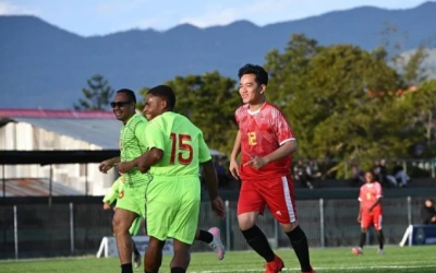 Main Sepak Bola Bersama Anak-anak Wamena, Gibran Cetak Tiga Gol, Kapten Tim Ngaku Grogi
