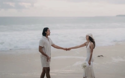 Unik! Sean Gelael Lamar Hana Malasan di Pantai, Cincin Ditancapkan di Batok Kelapa