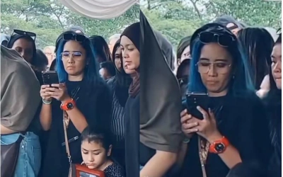 Sosok Wanita Berambut Biru Sibuk Rekam di Pemakaman Gary Iskak, Ternyata Bukan Keluarga?