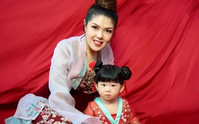 Tina Toon Ternyata Sudah Jadi Ibu! Ini Wajah Imut Putrinya yang Baru Dipublish di Imlek