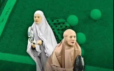 Viral! Poppy Sovia dan Tiwi T2 Main Padel Pakai Mukena Usai Tarawih, Netizen Heboh