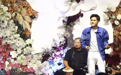 Beri Kejutan Mantunya, Putri Isnari, Crazy Rich Kaltim Haji Alwi Undang Valen DA7 Hibur Keluarganya