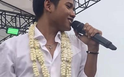 Tingkah Unik Fans Valen DA7, Ada yang Naik Genteng dan Nyebrang Laut Demi Nonton Konsernya