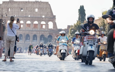 80 Tahun Mengaspal, 25.000 Vespa Mewarnai Jalanan Roma dalam Parade Spektakuler