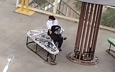 Video 30 Detik Sejoli Mesum di Skywalk Cihampelas, Kepala Cowok Masuk ke Dalam Kaos Cewek