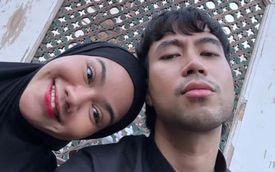 Dua Hari Sebelum Vidi Aldiano Wafat, Yura Yunita Tulis Doa Mengharukan di Depan Ka’bah