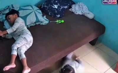 Heboh! Detik-detik Anak Kecil Ditarik Sosok Tak Terlihat Masuk ke Kolong Kasur