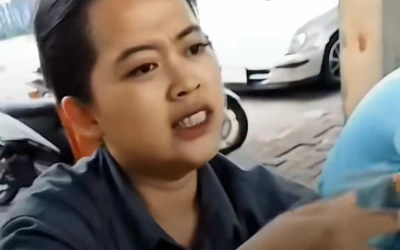 Kerap VC Tanpa Busana, Istri Sah Labrak Suaminya dan Pelakor di Warung Kaki Lima