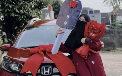 Potret Kebahagiaan Wardatina Mawa dengan Mobil Barunya Hasil Kerja Keras di Jakarta