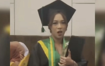 Video Istri Sah Labrak si Pelakor di Wisuda STIE 66 Kendari, Rambut Ditutupi Toga Dijambak