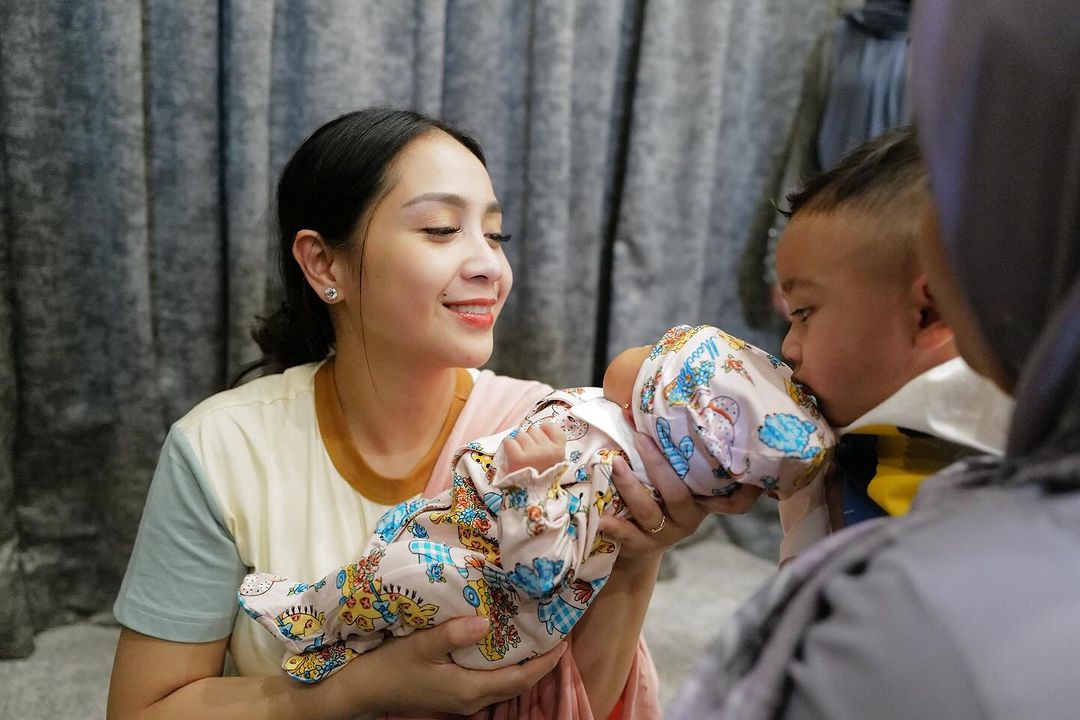 Nagita Slavina Momong Anak Perempuan, Sus Rini Langsung Panjatkan Doa