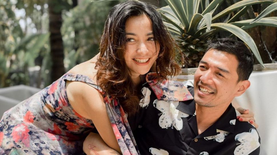 Aksi Kocak Gaya Couple Hesti Purwadinata dan Suami Bikin Ngakak