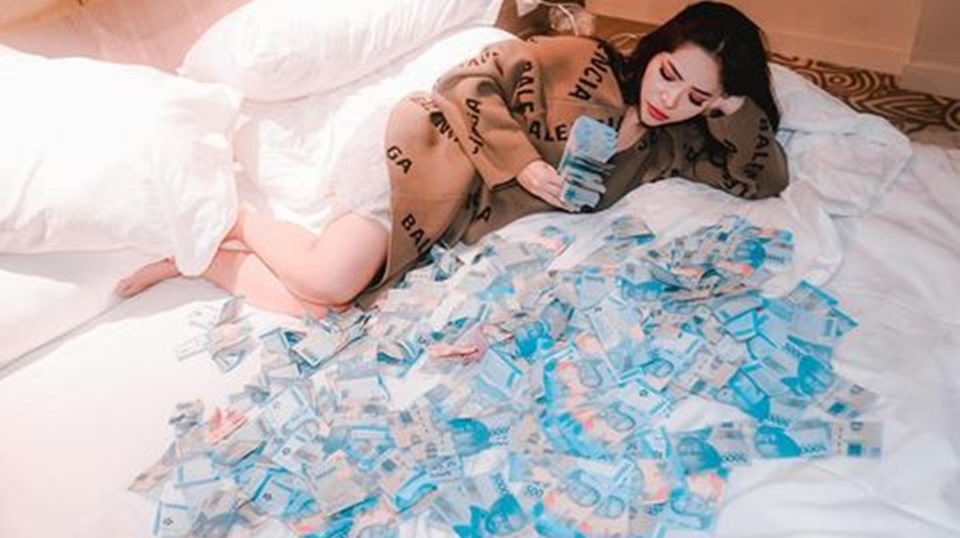 4 Potret Dinar Candy Nge-DJ di Balikpapan, Duit Saweran Penuh Sekasur