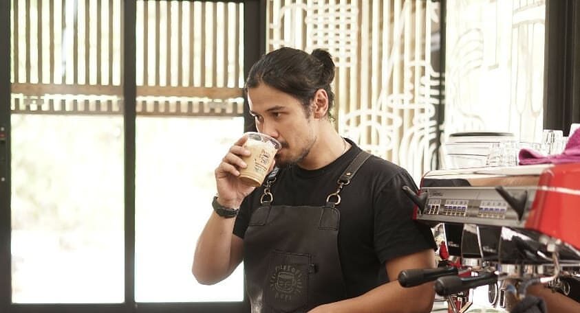Mengintip Filosofi Kopi, Coffee Shop Milik Chicco Jerikho dan Rio Dewanto