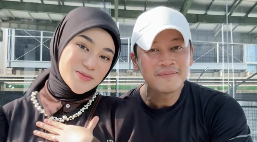 Batal Cerai dari Suami, Clara Shinta Pamer Kemesraan Bareng Alexander Assad