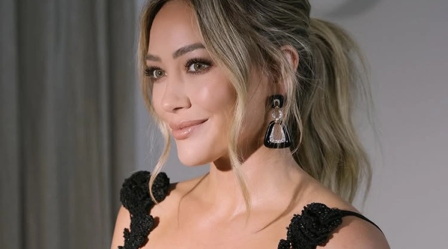 Hilary Duff Menangis Gegara Tas Branded Ketumpahan Kopi, Netizen Sebut Berlebihan